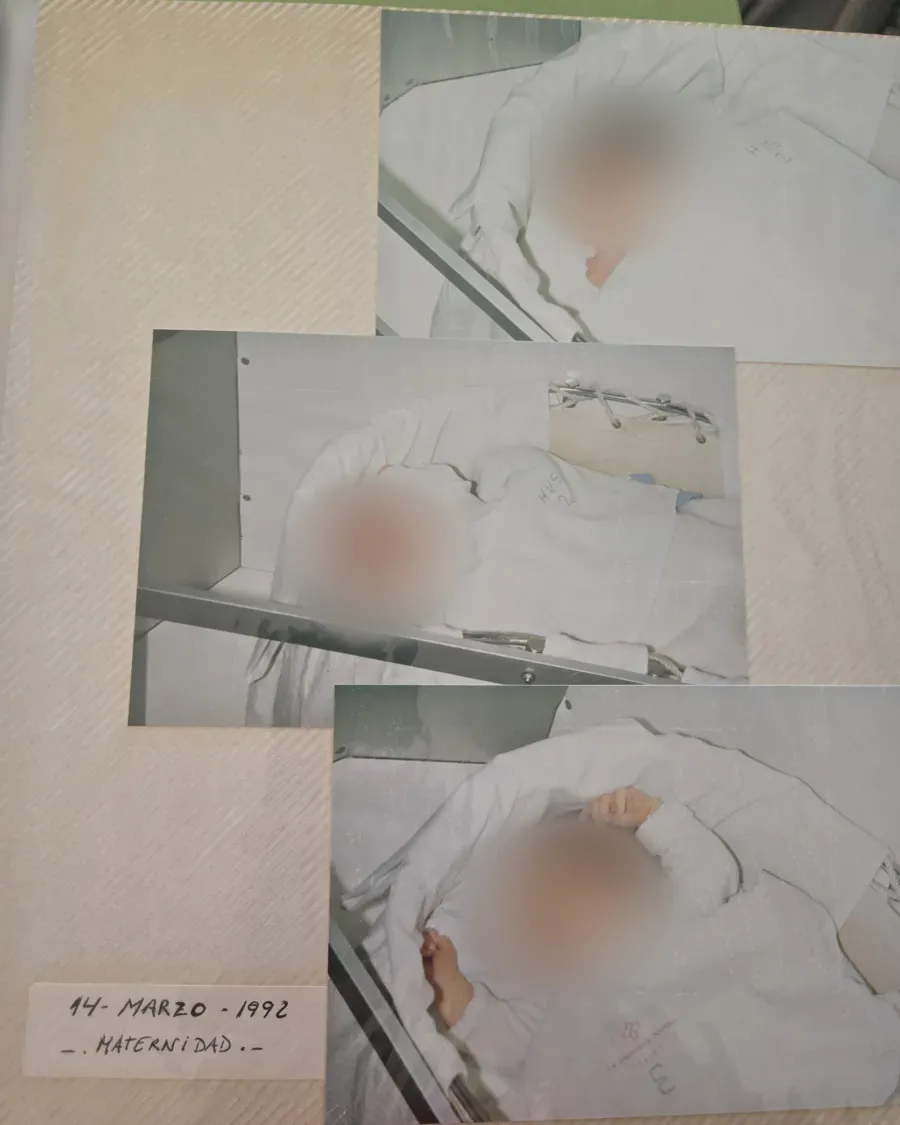 Página de un álbum de fotos de bebé de 1992 con fotos de un recién nacido